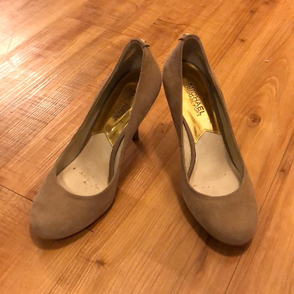 Round toe Michael Kors nude suede pumps size 7